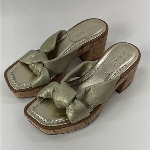 New Bernardo Jolie Gold Leather Platform Sandals Size 6.5